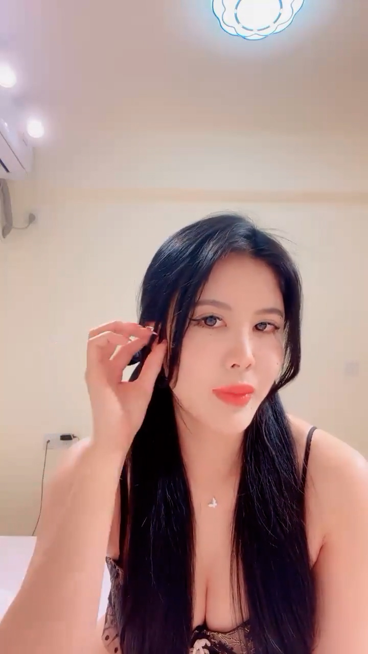 极品尤物模特女神！性感美腿丝袜！主动骑乘位爆操，后入撞击脸对着镜头，被炮友尽情玩弄