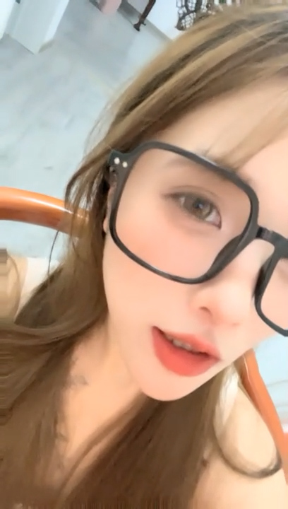 黑框眼镜极品美少女！双马尾超高颜值！新人下海收费房，跳蛋塞入干净嫩穴，妹妹笑起来超甜